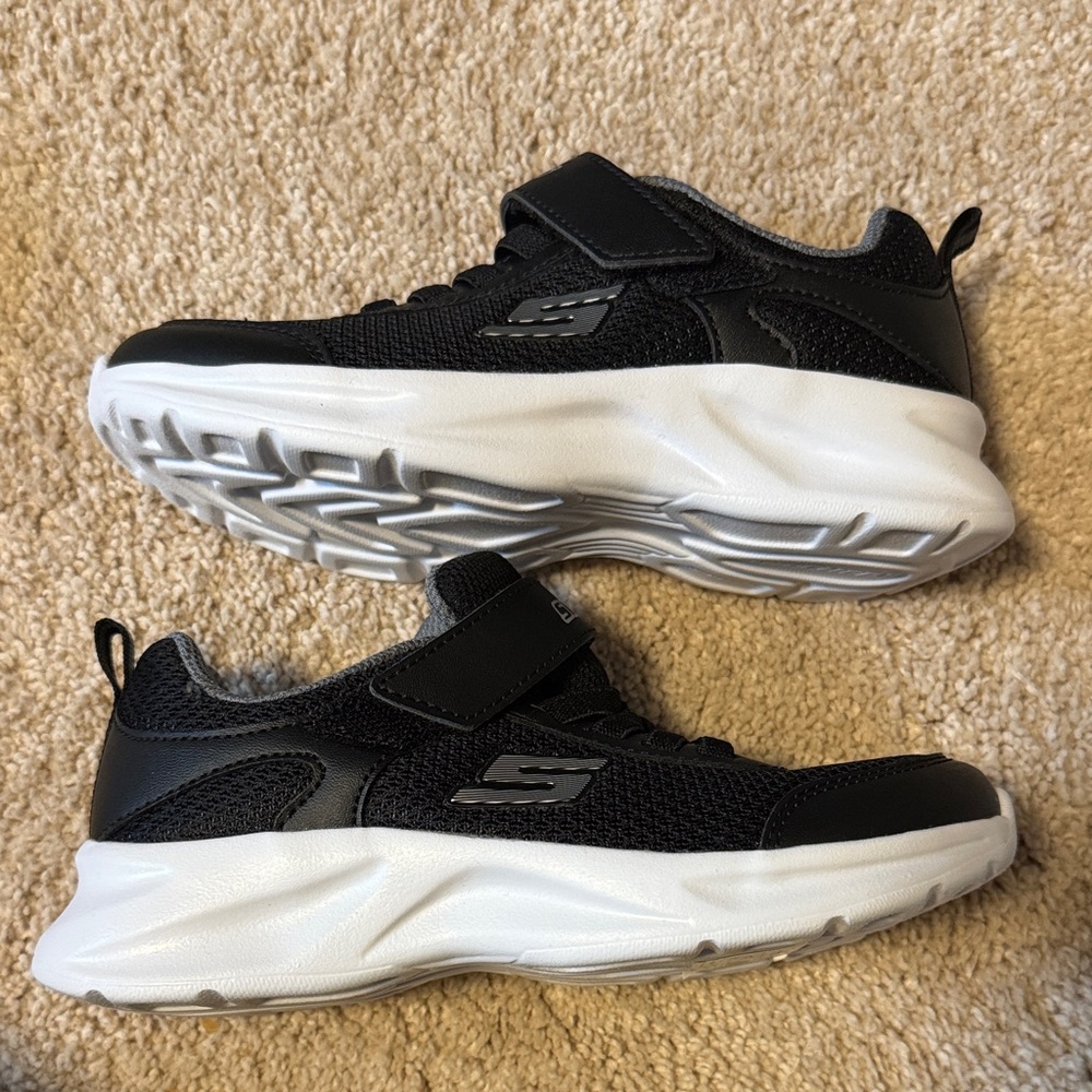 NEW Sketchers Boys Dynamic Sneaker- Never worn